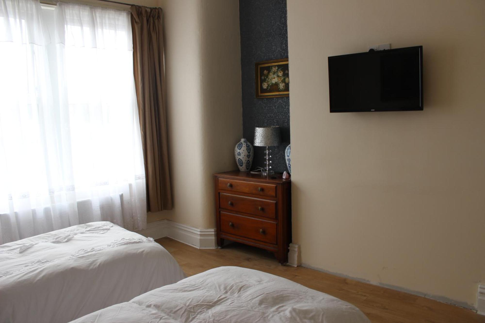 Mother-In-Law Guest House Hotel Leeds Leeds  Exterior photo